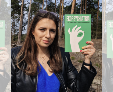 kobieta trzymająca książkę Ekopsychiatria